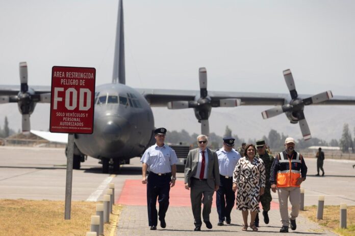 El ministro de Relaciones Exteriores de Chile, Alberto van Klaveren (2i), junto a la embajadora de México en Chile, Laura Moreno (3d), entre otras autoridades, participan en la recepción de un avión de la Fuerza Aérea de México que aterrizó con ayuda humanitaria, en el Grupo 10 de la Fuerza Aérea de Chile (FACh), en Santiago (Chile). Foto de EFE/Ailen Díaz